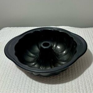 Wilton Black Fluted Cake Pan